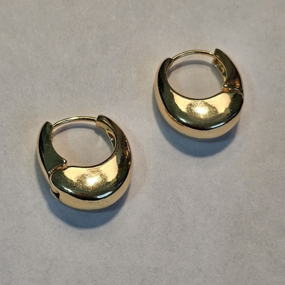 Huggie minimalist gold thick hoop earrings nwot